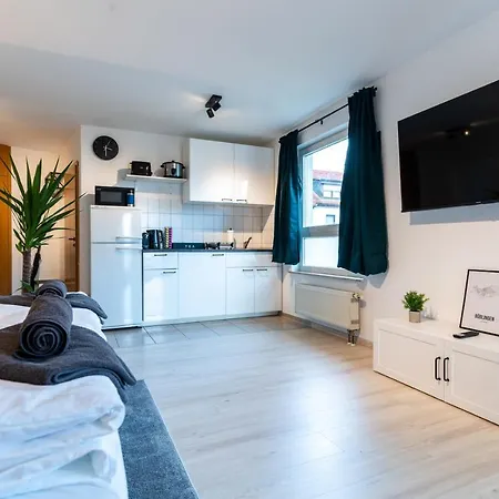 Apartment Mercedes I Stuttgart I Kitchen I Office I Parkplatz Boeblingen